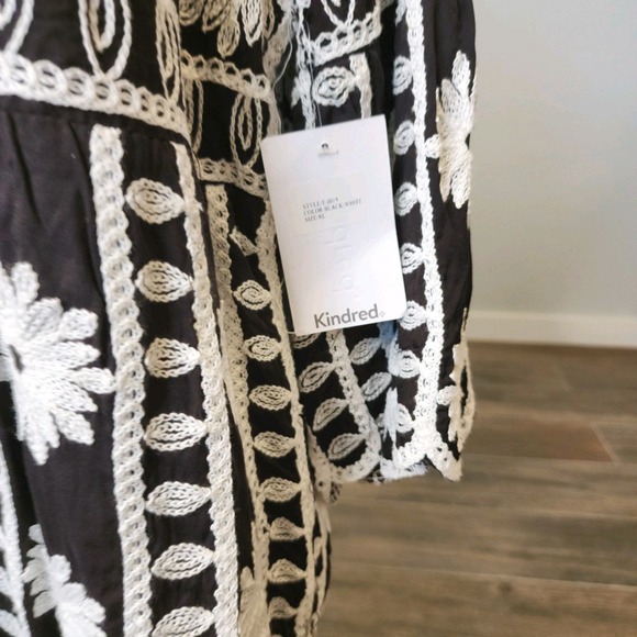 Kindred Top Womens XL Black White Daisy Scallop Bell Sleeve Boxy Flowy Boho NEW - Picture 5 of 9